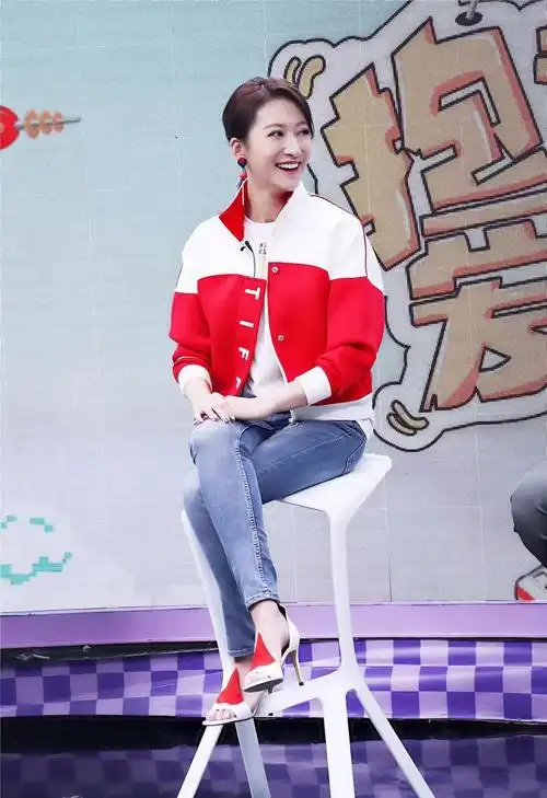 余玥亮相重明卫开播发布会被好友杨紫催谈恋爱