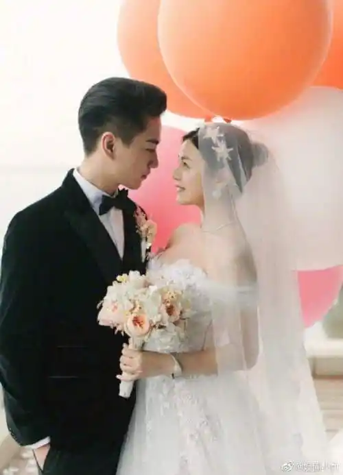 闹矛盾#我的印象还停留在结婚时陈晓掀起陈妍希头纱的那个吻羡慕死了