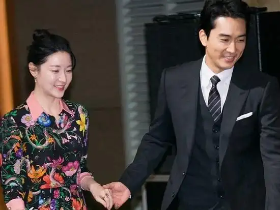 18头狮子马路中央享受水牛大餐造成交通阻塞