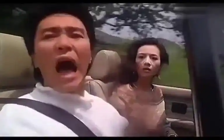 影视名场面对比:开车看mm的下场,周星驰《情圣》与憨豆《亡命夺宝4》