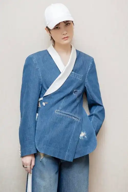 李宇春罕见露面,穿夏装现身机场,疫情期间依旧有成群粉丝接机