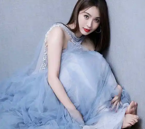 黄晓明前女友李菲儿淡蓝纱裙搭配烈焰红唇,女性韵味太诱人_时尚_舞台