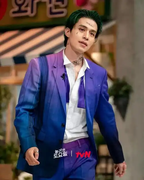 11日播出的综艺《惊人的星期六》中,由李栋旭和《鱿鱼游戏》警察魏嘏