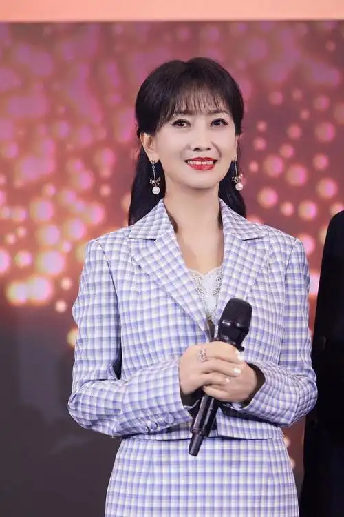 赵雅芝不愧是不老女神穿蓝白格纹套装减龄吸睛状态真绝了