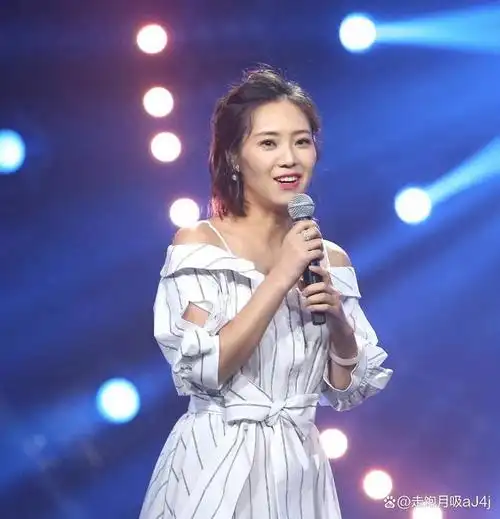 云朵作为一位年轻的歌手,凭借着出色的实力和独特的音乐风格,在华语