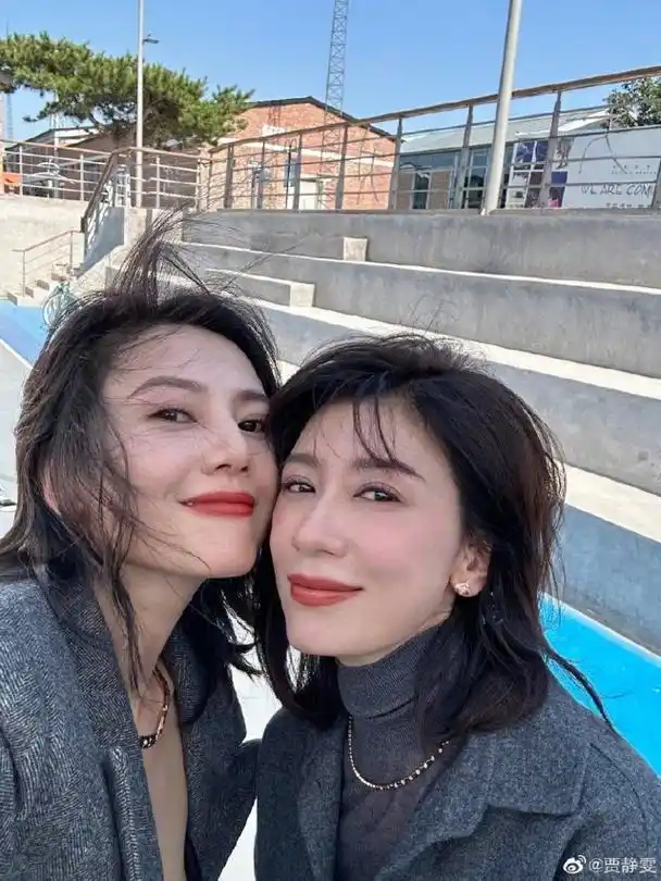 贾静雯高圆圆巴黎合影颜值高 梦回《倚天屠龙记》