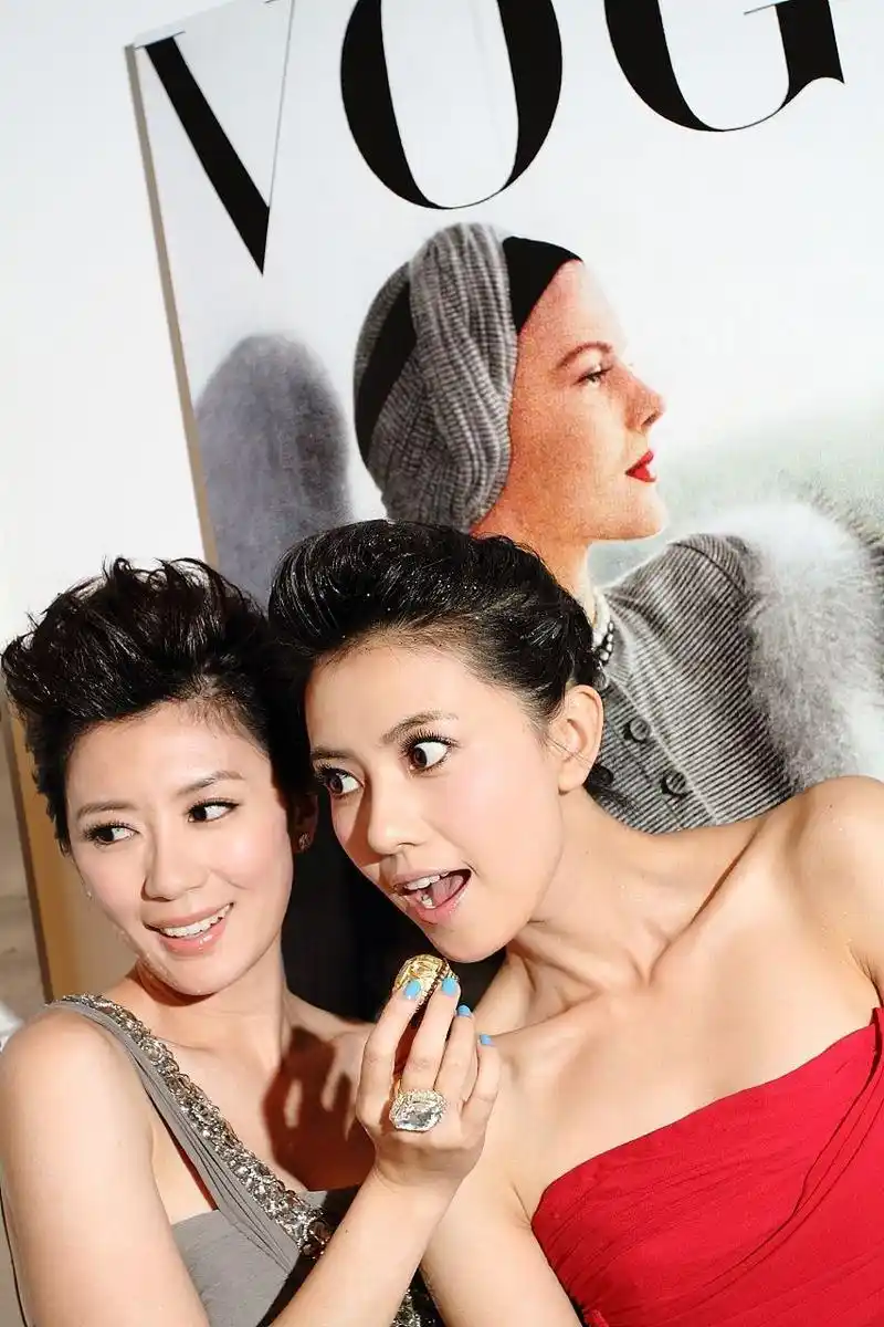 所以,贾静雯和高圆圆,是在比谁的眼睛更大吗[左捂脸]?