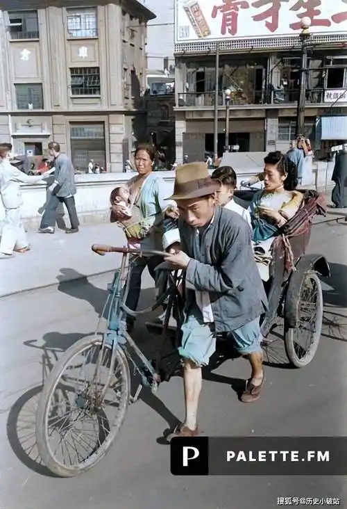 民国时期上海彩色老照片曝光:乞丐追逐黄包车乞讨_生活_妇女_方式为