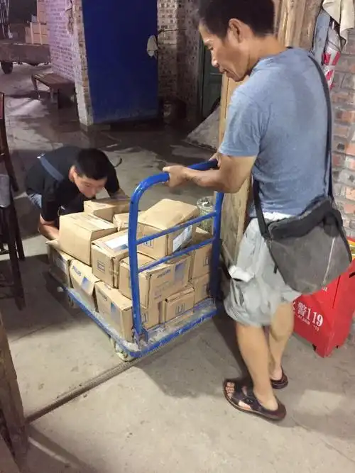 供应商卸货并将材料搬运到库房指定位置