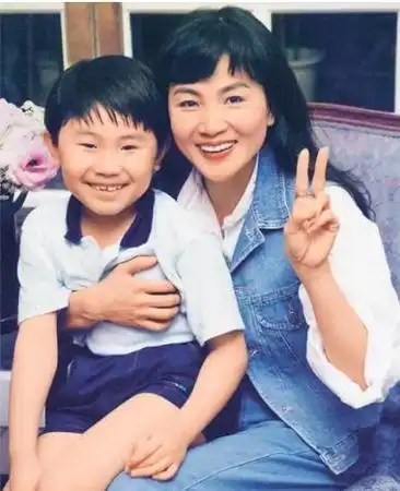 以为他们退出歌坛,其实早已悄然离世,再也见不到的几位歌星