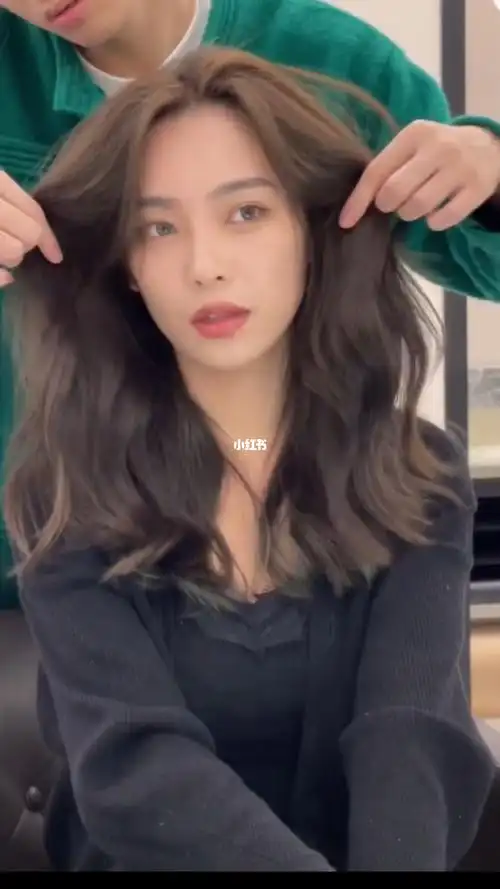 圆脸女孩一定要尝试的烫发慵懒卷发发型