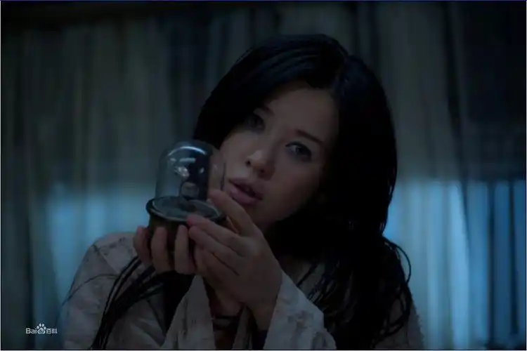 夺得 第23届中国电影金鸡奖 最佳女主角奖,和第19届 巴黎国际电影节