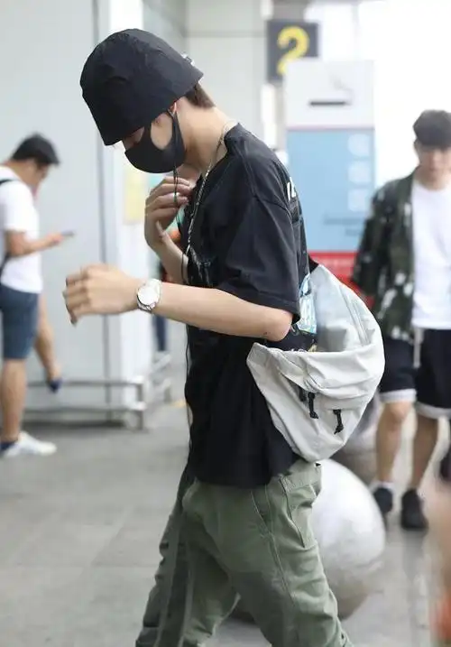 王一博路人视角好冷酷黑t黑帽太高冷但这么穿衣太帅了