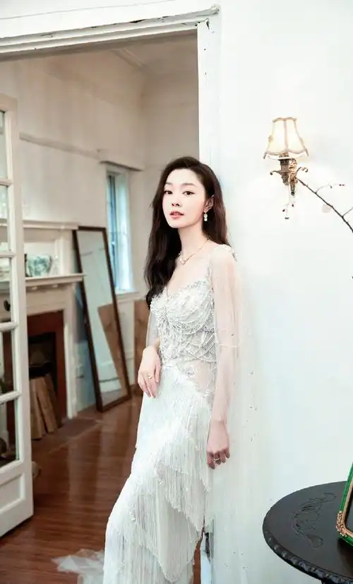 宋轶白色美人鱼##宋轶白色珍珠碎钻裙