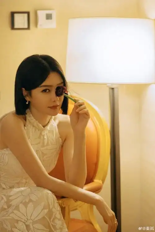 秦岚晒白色礼服开工照