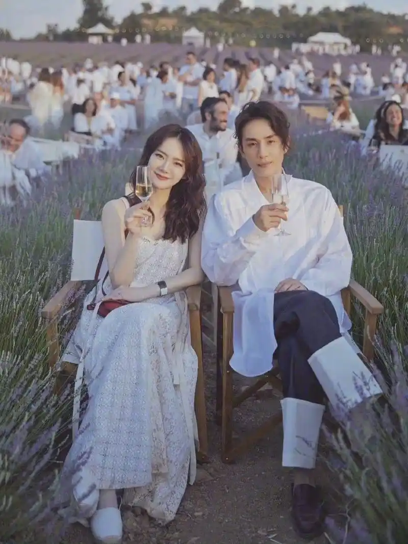 戚薇李承铉发文庆祝结婚7周年,两人温馨互动,高调撒狗粮