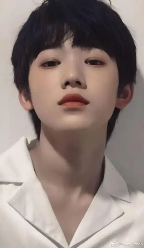 宋亚轩美式证件照