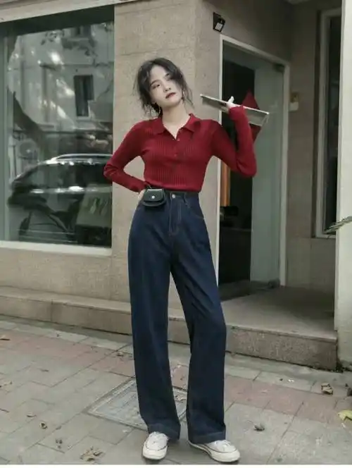 蓝色阔腿牛仔裤搭配什么样的上衣好看