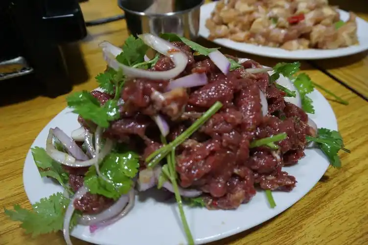 这家开了十多年人均60元的东北烤肉店,凭一份酸菜五花肉吃到爽