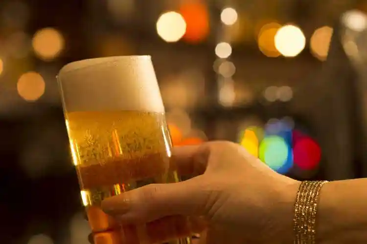 碰杯喝酒图片-拿着高脚杯的女人素材-高清图片-摄影照片-寻图免费打包