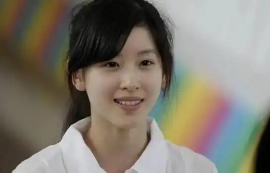 章泽天18岁考上清华22岁嫁给40岁刘强东二胎得子坐稳阔太位