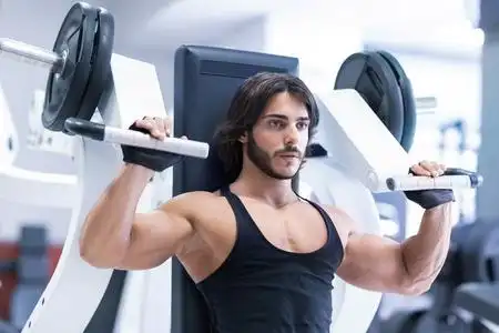 健身房与肩压机在一个健康的积极生活方式和健身观念的训练中锻炼照片