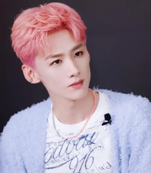 白敬亭粉色头发有多绝皮肤白皙脸蛋精致宛如漫画里的美男子