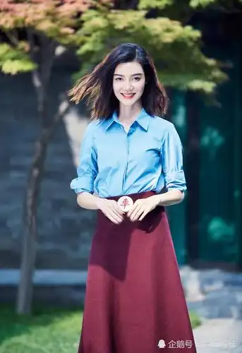 长着一副成熟惊艳的脸,靠时尚青春的穿搭,将自己的年龄成功逆转,她