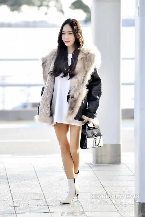 郑秀妍现身台北大冬天秀美腿看着都冷啊