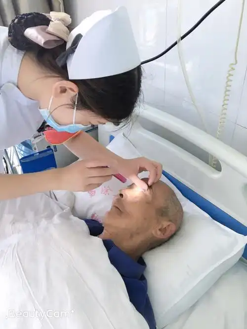 观察瞳孔的变化