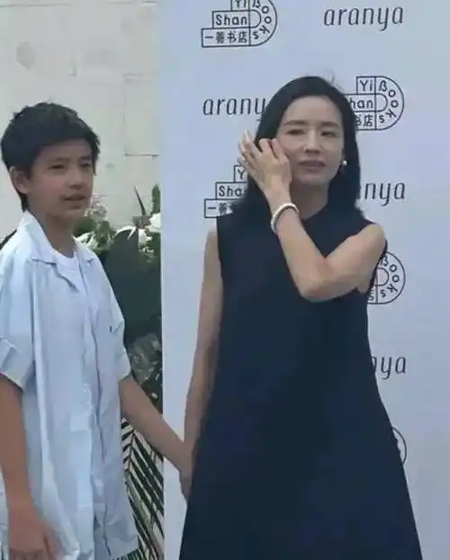 董洁儿子顶顶生日后,带儿子现身机场,打扮得低调,但心情大好_潘粤明