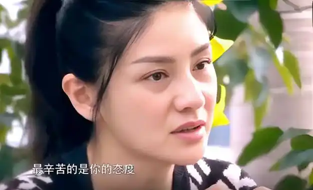 胡可:倒追小2岁沙溢,婚后生两子,今她却痛哭:结婚真的很后悔|军校