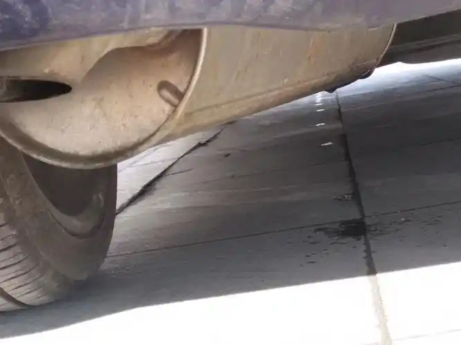 致悦排气管滴水,在排气孔对面的位置,都是这样的么