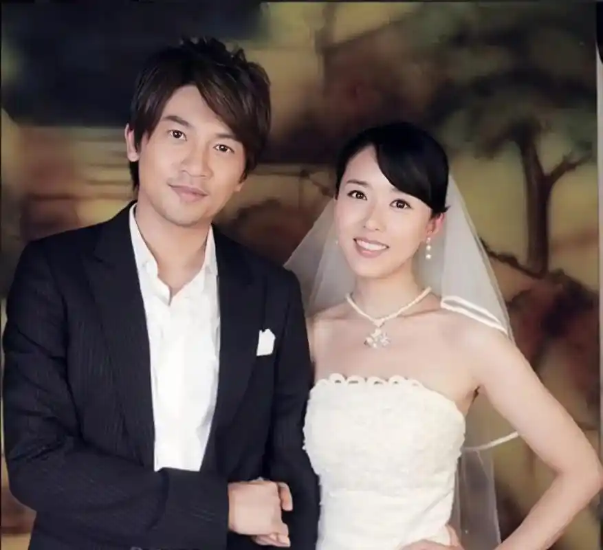 苏有朋十年隐婚,经纪人妻子曝光  近日,一则关于苏有朋隐婚十年的消息