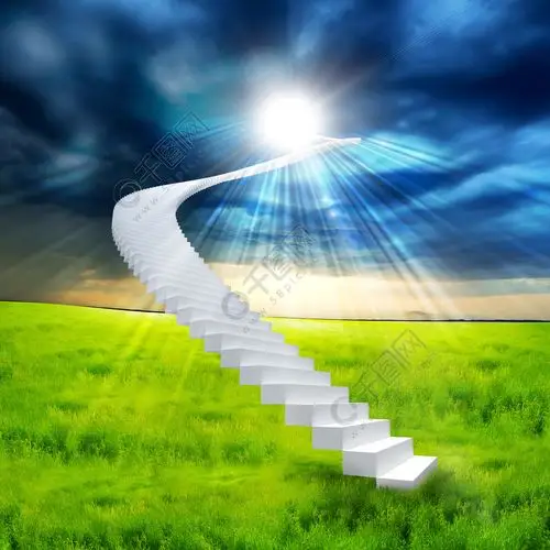 延伸到明亮的天空的白色梯子以绿草为背景通往天堂之路的象征
