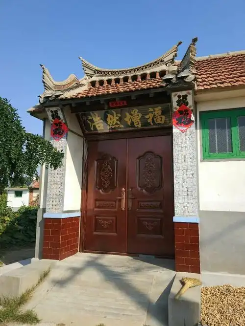 村中的房屋新旧相间,有气派的门楼,也有年代久远的老屋.