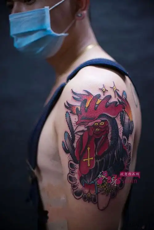 帅哥手臂霸气公鸡个性纹身图片