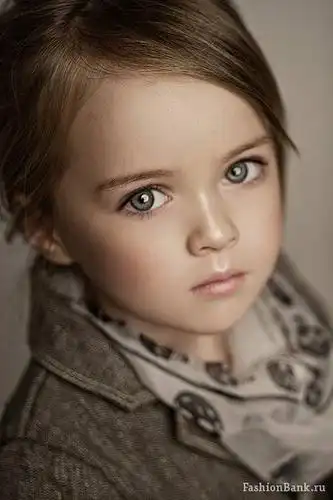 一双眼睛非常迷人,她的一个眼神儿,就是不可忽略的她的一部分.