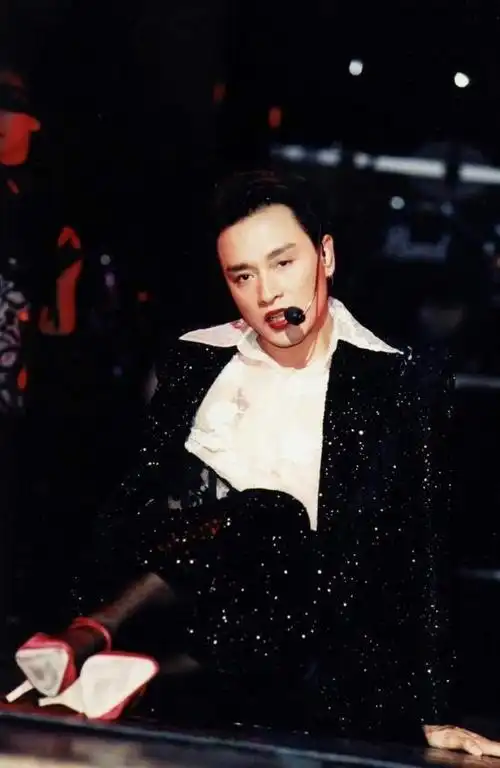 荣亲们有没有97红哥哥张国荣的动图或图片