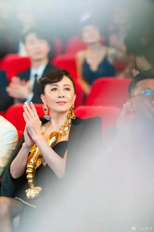 59岁刘嘉玲晒好身材捧老公影帝奖座隔空献吻