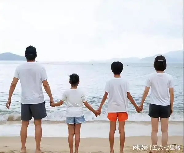 邓超孙俪晒全家海边合照,一家四口手拉手,画面充满幸福感