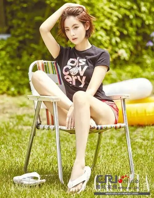 吴涟序拍户外品牌宣传写真大秀美腿演绎冷都女