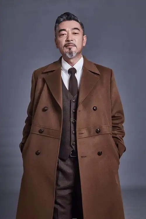 演员何涌生曝光秋日写真,型男大叔尽显复古时尚魅力