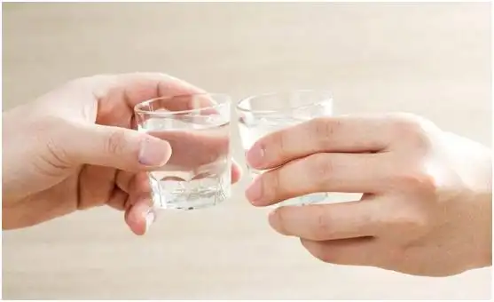 酒桌上敬酒时怎么说话,敬酒说话技巧(牢记3句"敬酒词")_犇涌向乾