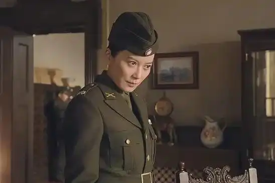 俞飞鸿她的长相大气,性格通透豁达,是一位敢作敢当的独立女性,这样的