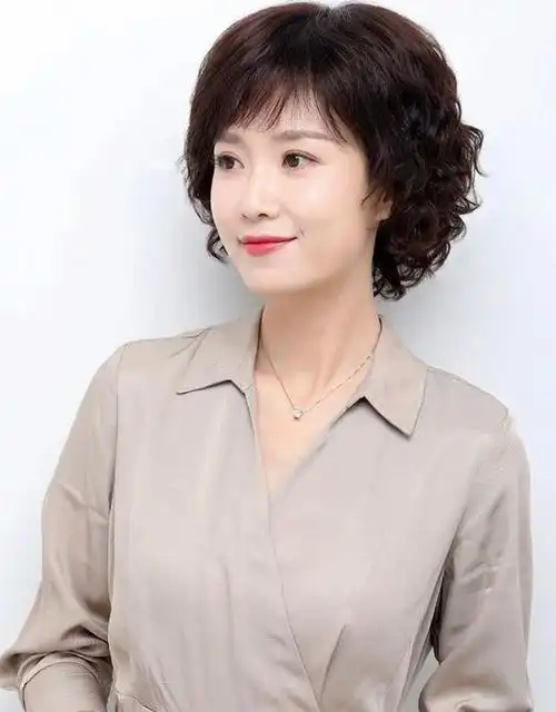 女人上了50岁,有3种"卷发"尽量避开,换成另外3种,更洋气减龄