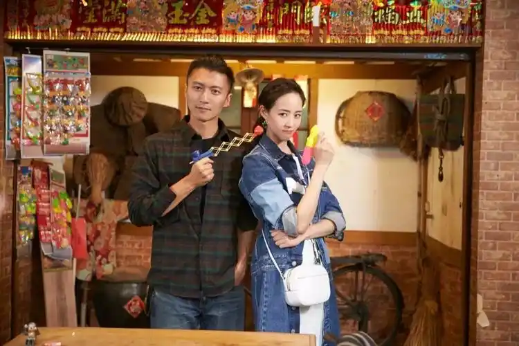 张钧甯吃火锅被谢霆锋狂盯,我更好奇她用的唇膏为什么全程不掉色!