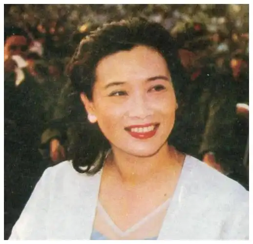 到今年,施鸿鄂去世已经13年了,但朱逢博每次在吃饭之前都会在饭桌上再