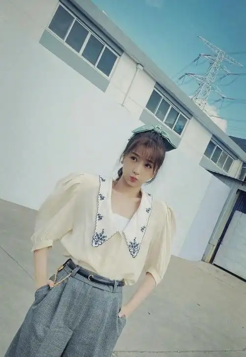 虞书欣演绎另类风格泡泡袖上衣搭配牛仔短裤气质超凡脱俗