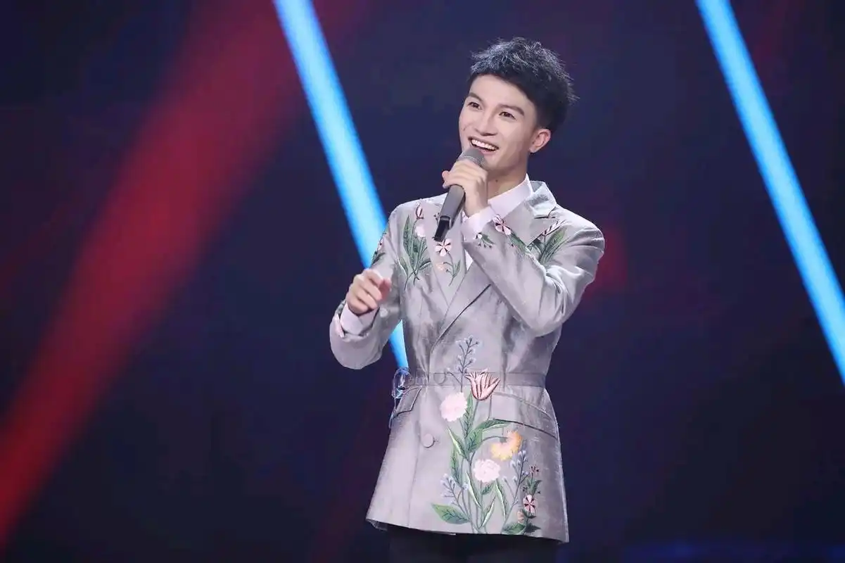 周深2014年参加中国好声音,排队去录音室试音,选管一个个喊名字,周深